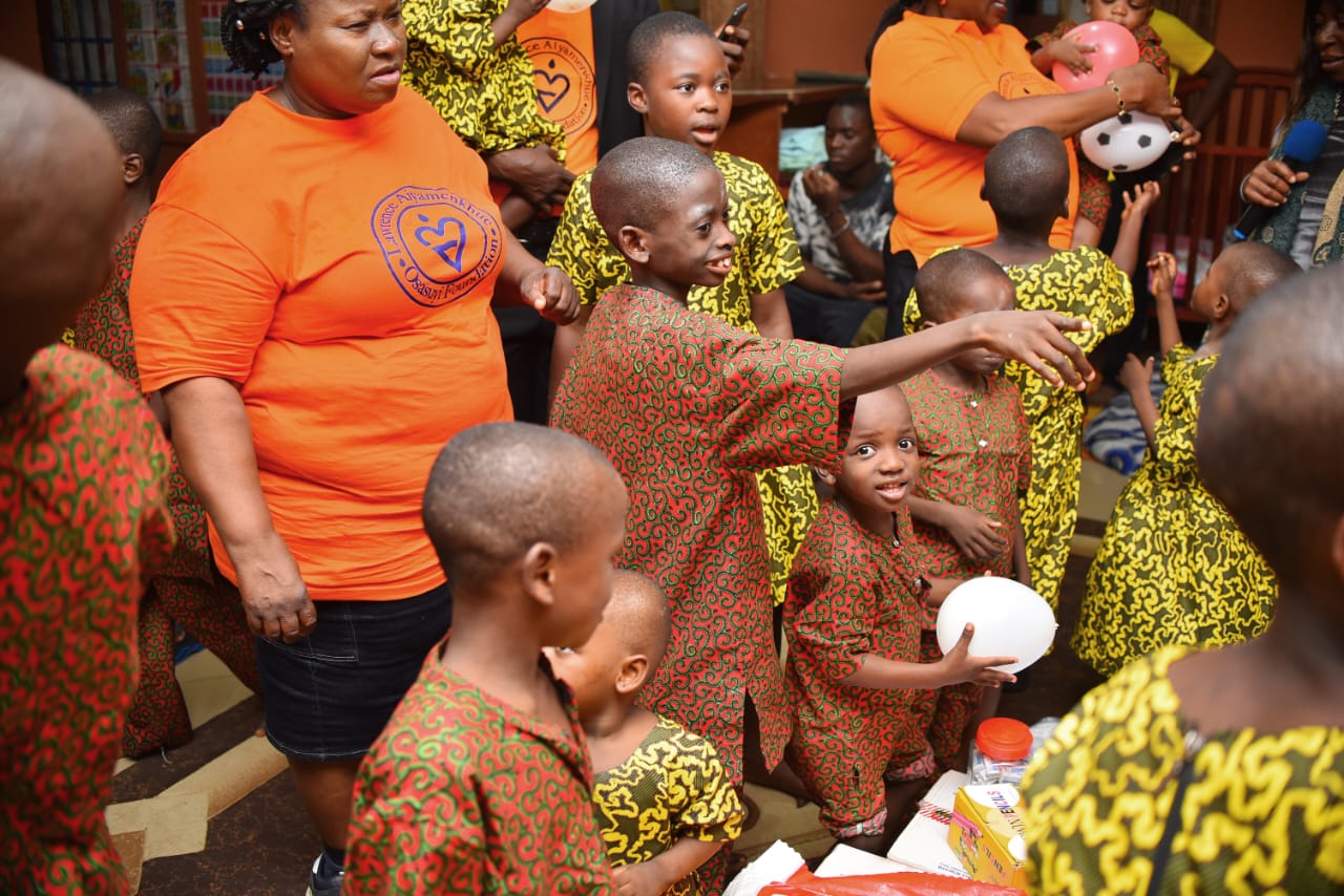 LAOF volunteer speaking with children during a community visit